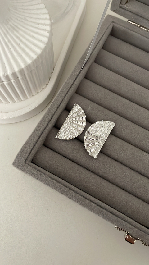 Brinco pétala texturizada