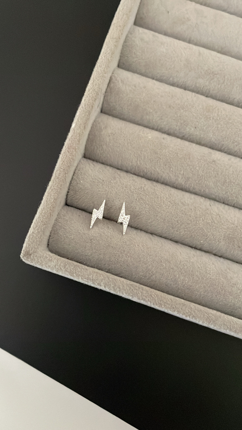 Brinco em prata raio