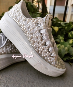 Angies Tylor Zumatra con diseños en perlas y Strass en laterales externos, con puntera en Strass. Divinas