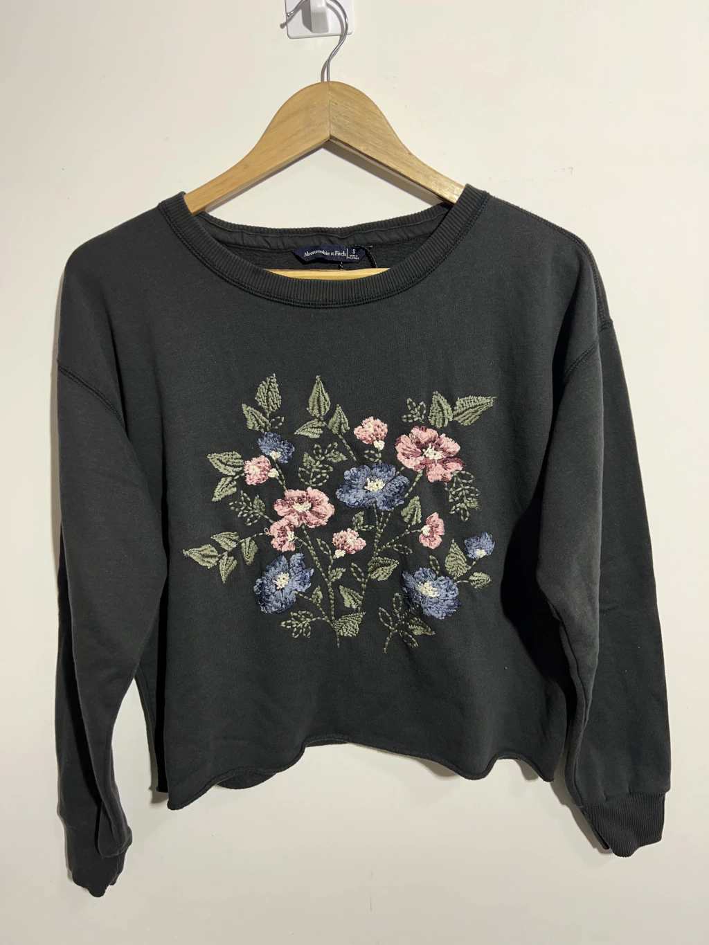 Buzo bordado (Abercrombie) Talle S
