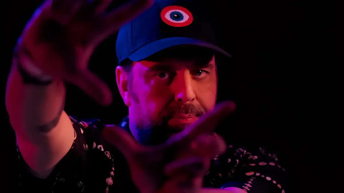 DJ Tennis en la imagen de la nota de DJ Mag Latinoamérica