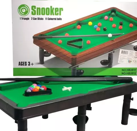 Mesa de bilhar snooker infantil com superfície verde, tacos pretos e bolas coloridas, indicada para crianças a partir de 3 anos