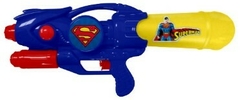 Pistola de agua Shooter Superman, de color azul con detalles rojos y amarillos, diseñada para juegos acuáticos.