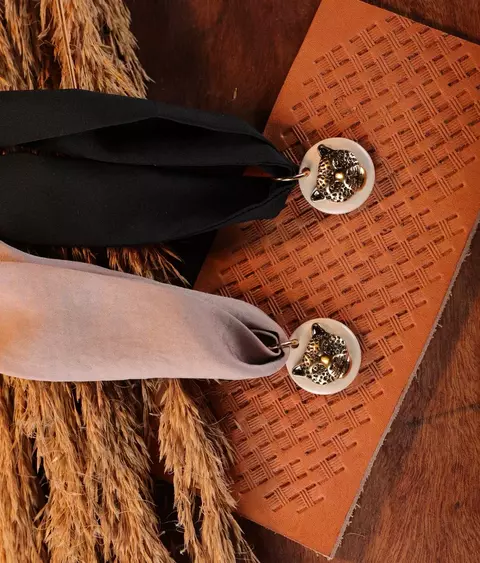 Colar lenço preto pingente onça pintada - comprar online