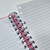 Caderno Smart pequeno A5 com folhas reposicionáveis, mostrando detalhes da espiral e páginas em branco com linhas.