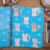 Caderno A5 e Mini Fichário com estampas de gatinhos em fundo azul