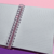 Caderno Smart médio com folhas reposicionáveis, aberto, mostrando páginas em branco e linhas.