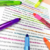 Imagem de marca-textos gel retrátil em seis cores vibrantes destacando um texto impresso.