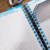 Caderno A5 e mini fichário com páginas em branco e capa azul decorada com gatinhos.