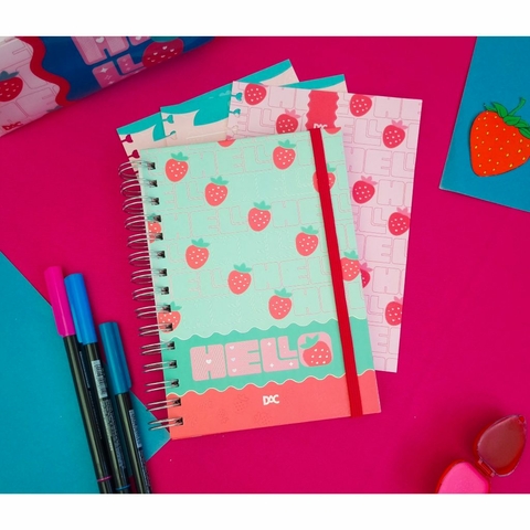 Caderno DAC Smart Mini Hello com capa de morango e folhas reposicionáveis.