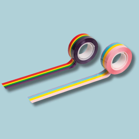 Fitas adesivas de várias cores, incluindo neon e pastel, em rolos, sobre fundo azul.