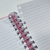 Caderno Smart médio com folhas reposicionáveis, mostrando espiral e folhas em branco.