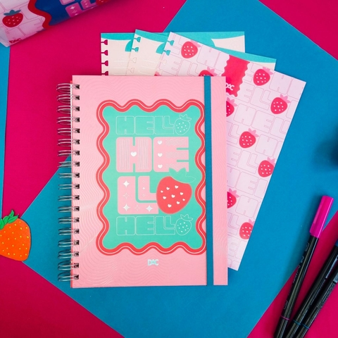 Caderno DAC Smart Colegial Hello com estampa colorida e aroma de morango, mostrando a capa e folhas internas decoradas.