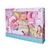 Boneca com roupas coloridas e acessórios, incluindo um pato de brinquedo e um pingui de pelúcia, em embalagem decorativa.