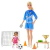 Boneca Barbie treinadora de futebol com uma boneca jovem, bola de futebol, gol e acessórios de treinamento.