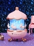 Luminária decorativa com coelhinhos, projetando estrelas em um fundo azul.