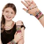 Criança sorrindo usando colares e pulseiras coloridas feitas com miçangas.