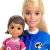 Boneca Barbie técnica treinadora de futebol com uma boneca menor vestindo uniforme de futebol.