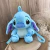 Mochila de pelúcia Lilo & Stitch de 25 cm com alças ajustáveis, na cor azul, em formato do personagem Stitch.