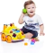 Criança brincando com o brinquedo Falafone Colorido Tateti Calesita, segurando um telefone e sorrindo.