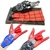 Kit do Homem-Aranha com luvas vermelhas, lançador de teias e acessórios. Luva à esquerda com detalhes azuis e lançador em cima de uma base preta.