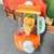Brinquedo pelúcia em formato de liquidificador com cenoura triste dentro, ideal para crianças criativas.