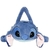 Bolsa mochila do Lilo & Stitch em formato de pelúcia azul com o rosto do Stitch e orelhas grandes.