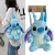 Mochila de pelúcia Lilo & Stitch com alças ajustáveis, na cor azul, sendo utilizada por uma pessoa.