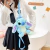 Mochila de pelúcia do Stitch com alças ajustáveis, sendo segurada por uma jovem vestida com camisa e saia.