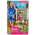 Boneca Barbie como técnica de futebol, acompanhada de uma boneca menor e acessórios de futebol, incluindo uma bola e uma rede.