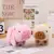 Pelúcias de capivara kawaii em cores rosa e marrom, com detalhes adoráveis.
