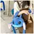 Bolsa mochila pelúcia do Stitch, com detalhes fofos, pendurada no ombro de uma jovem.