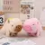 Dupla de pelúcias kawaii em formato de capivara e porquinho, com detalhes fofos e vibrantes.