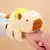 Pelúcia de capivara kawaii que se ajusta ao pulso, com detalhes em marrom e verde, mostrando o rosto fofo da capivara.