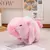 Pelúcia rosa em forma de capivara kawaii que abana o rabo, com detalhes fofos.