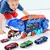 Caminhão dinossauro cegonha com carrinhos de brinquedo, mostrando um menino brincando com o brinquedo que se transforma em pista.