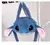 Bolsa mochila pelúcia do Stitch com orelhas grandes e sorriso amigável.