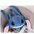 Bolsa mochila pelúcia do Stitch, com orelhas grandes e detalhes em azul e rosa, sobre uma cadeira.