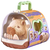 Brinquedo capivara de pelúcia interativa, com sons e movimentos, dentro de uma embalagem com alça.