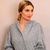 Roupao Adulto Com Capuz Appel Microfibra Flannel Poa Cinza - comprar online