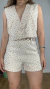 Conjunto creme alfaiataria shorts e colete com pedrarias strass