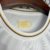 Camisa masculina branca da Seleção da Colômbia, edição especial de 100 anos, com listras coloridas nas cores da bandeira.
