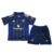 Kit infantil do Manchester United, composto por camiseta azul com detalhes em azul e calção, ideal para torcedores jovens.