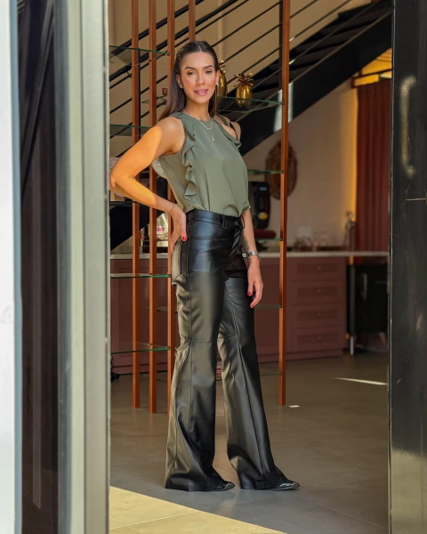 CALCA COURO P.U FLARE COM PIZZA NA LATERAL HIT C25051