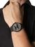 Relógio minimalista preto fosco em um pulso masculino, modelo Vanglore 3288a de 40mm.