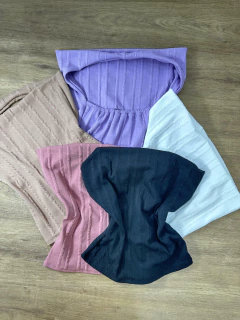 Blusa com Alça no Pescoço e Caimento no Decote Canelada com Detalhe de Faixa nas Costas na internet