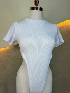 Body Canelado Anarruga Cavado com Manga Curta - Estilo e Conforto em Uma Só Peça na internet