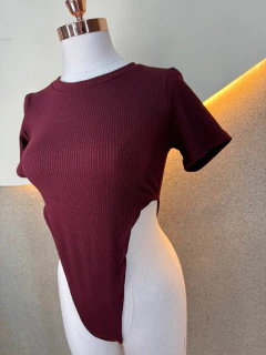 Body Canelado Anarruga Cavado com Manga Curta - Estilo e Conforto em Uma Só Peça - loja online