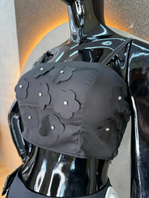 Cropped Alfaiataria com Aplicações Florais e Elástico nas Costas - Sofisticação e Charme