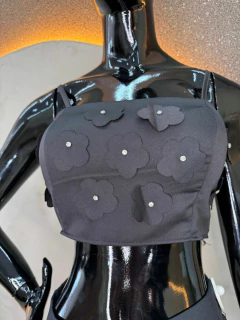 Cropped Alfaiataria com Aplicações Florais e Elástico nas Costas - Sofisticação e Charme - comprar online